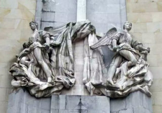 Años de gobienru PSOE-IU nel Principado y en Xixón, y siempres se ñegaron a retirar el símbolu franquista