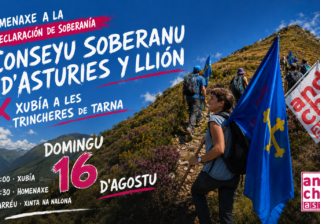 Participantes con asturines xubiendo a les trincheres de Tarna nel cartelu del homenaxe al Conseyu Soberanu d’Asturies y Llión de 2026