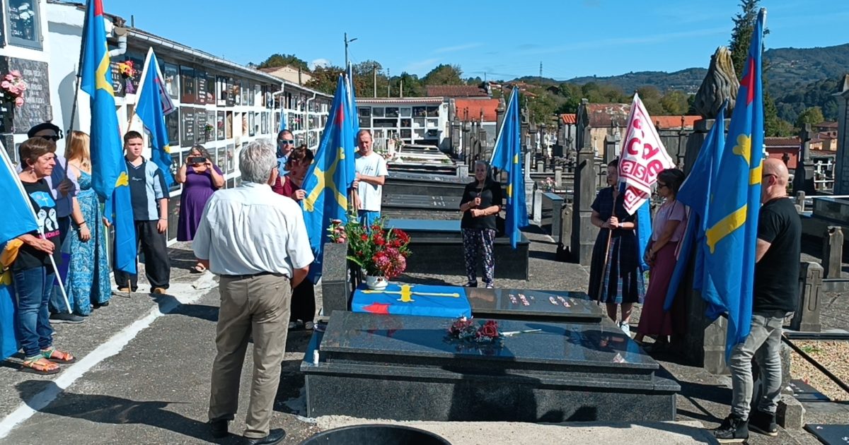 Participantes nel homenaxe a Belarmino Tomás en Pando, con banderes d’Asturies y d’Andecha Astur, el 12 d’ochobre de 2026