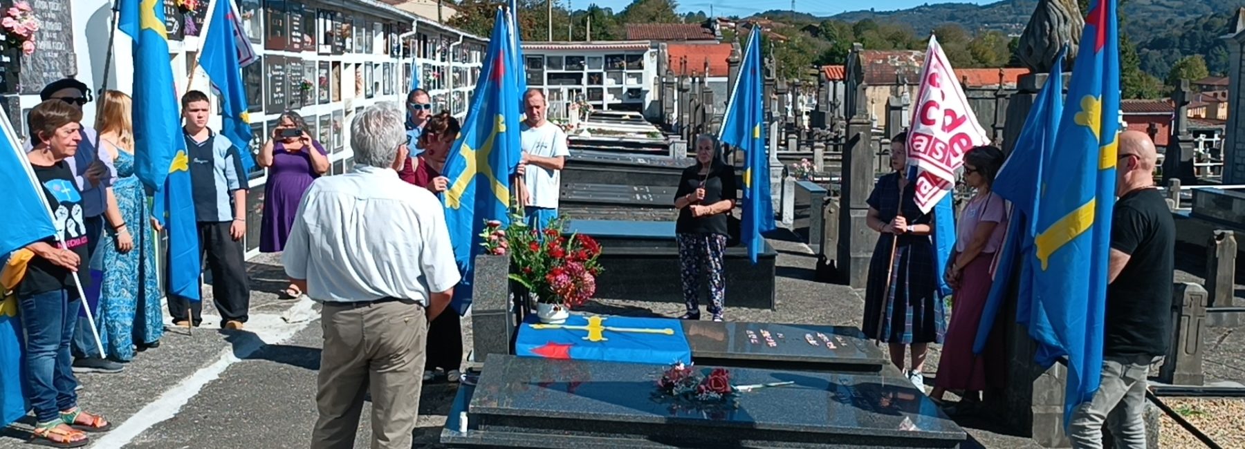 Participantes nel homenaxe a Belarmino Tomás en Pando, con banderes d’Asturies y d’Andecha Astur, el 12 d’ochobre de 2026