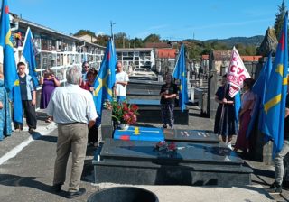 Participantes nel homenaxe a Belarmino Tomás en Pando, con banderes d’Asturies y d’Andecha Astur, el 12 d’ochobre de 2026