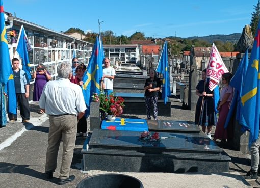 Participantes nel homenaxe a Belarmino Tomás en Pando, con banderes d’Asturies y d’Andecha Astur, el 12 d’ochobre de 2026